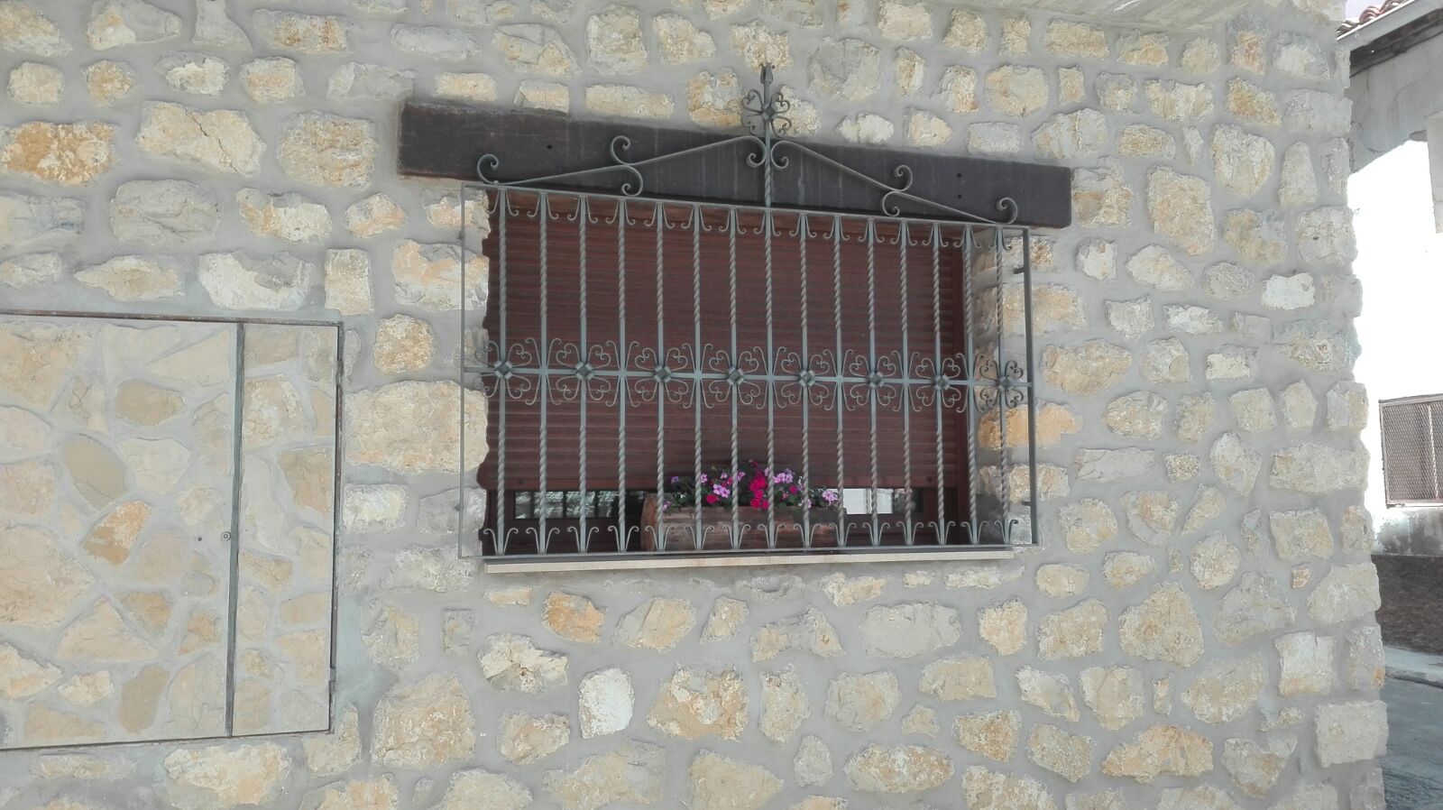 Reja con adornos forja