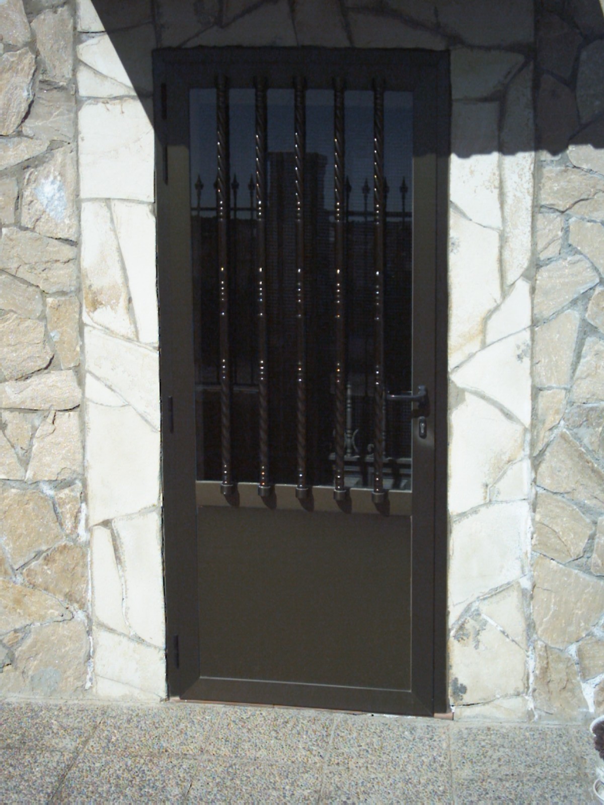 Puerta aluminio bronce